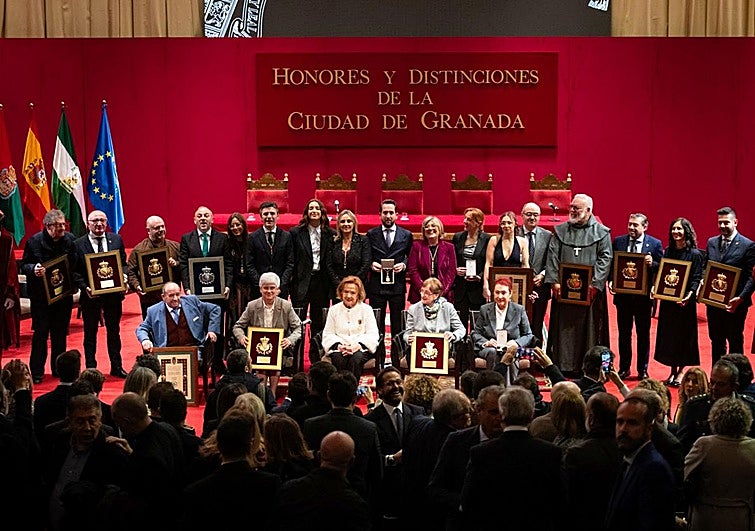 Granada entrega sus Honores y Distinciones entre emociones y muchos aplausos